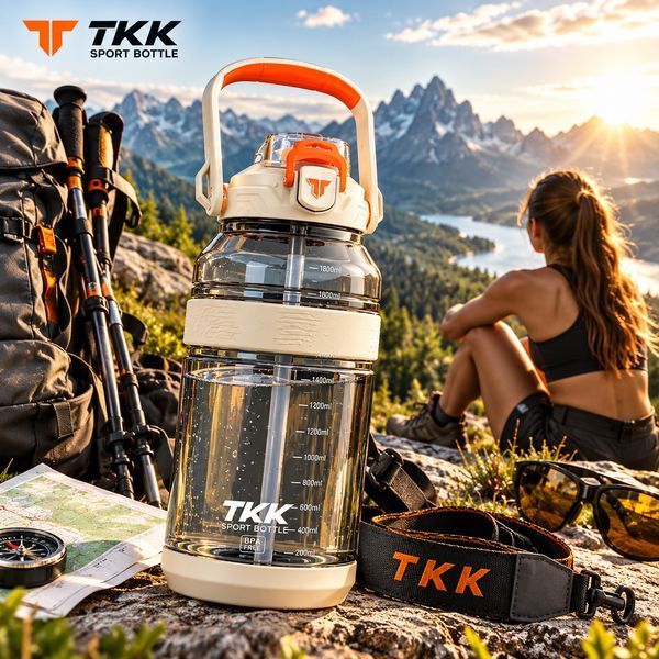 Спортивна пляшка TKK (2000 мл) &mdash; Напівпрозорий білий Tritan BPA-free, з потужною ручкою та кнопкою-фіксатором